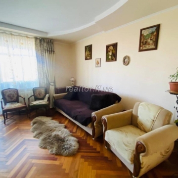 A cozy 4-room apartment with quality renovation and a green yard is for sale