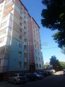 I sell a nice apartment in the central part of town near the shopping mall Velmart
