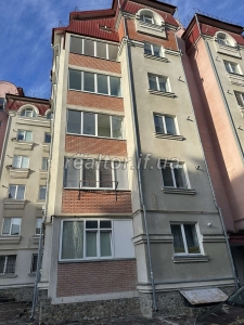 Sale of an apartment in a solid building on Mykolaichuka Street